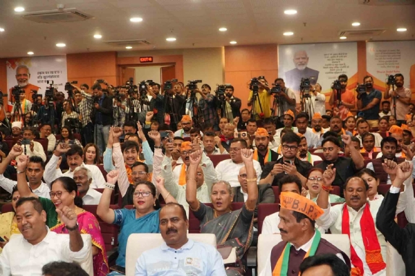 কংগ্ৰেস থেকে বিজেপিতে যোগদানকারীদের একাংশ কংগ্ৰেস থেকে বিজেপিতে যোগদানকারীদের একাংশ