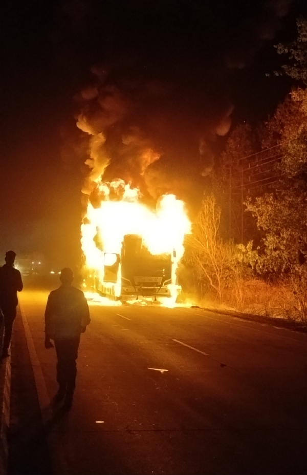 চলন্ত স্লিপার বাসে অগ্নিকাণ্ড, চালকের তৎপরতায় এড়াল বড়সড় দুর্ঘটনা চলন্ত স্লিপার বাসে অগ্নিকাণ্ড, চালকের তৎপরতায় এড়াল বড়সড় দুর্ঘটনা