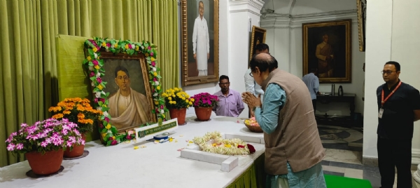 যতীন্দ্রমোহন সেনগুপ্তের প্রতি শ্রদ্ধাঞ্জলি অর্পণ