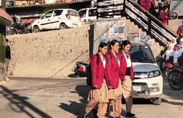 কাশ্মীরে শীতের ছুটি শেষ, উৎসাহের সঙ্গে স্কুলমুখী পড়ুয়ারা