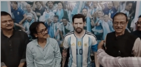 আসানসোলে লিওনেল মেসির পূর্ণাবয়ব মূর্তি উন্মোচন