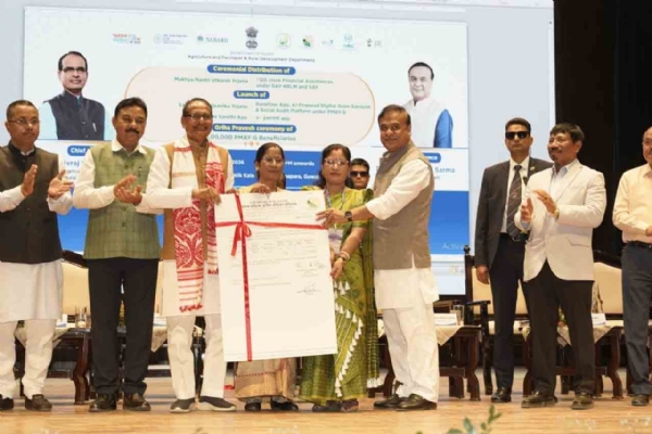 জনৈক সুবিধাভোগিণীর হাতে প্ৰশংসাপত্র প্রদান