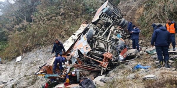 (আপডেট) নেপালে বাস দুর্ঘটনায় মৃতের সংখ্যা বেড়ে ১৯, আহত ২২ জনকে কাঠমান্ডুতে আনা হয়েছে