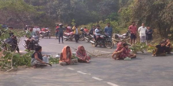 বক্সনগরে পানীয় জল ও বিদ্যুতের দাবিতে রাস্তা অবরোধ