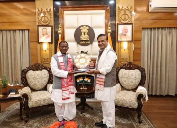 অসমের রাজ্যপাল লক্ষ্মণপ্রসাদ আচার্যকে উপহার দিয়ে অভিনন্দন মুখ্যমন্ত্রীর অসমের রাজ্যপাল লক্ষ্মণপ্রসাদ আচার্যকে উপহার দিয়ে অভিনন্দন মুখ্যমন্ত্রীর