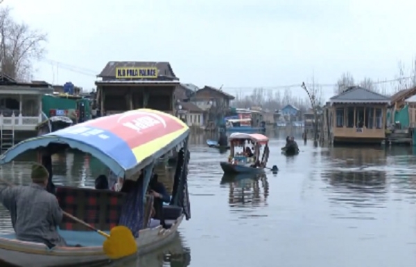 তীব্রতা কমলেও শীতে কাঁপছে কাশ্মীর, বৃষ্টি ও তুষারপাতের পূর্বাভাস তীব্রতা কমলেও শীতে কাঁপছে কাশ্মীর, বৃষ্টি ও তুষারপাতের পূর্বাভাস