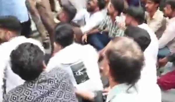 বিশ্ববিদ্যালয় চত্বরে নামাজ পাঠ; ক্ষুব্ধ বজরং দল, লখনউতে তুমুল বিক্ষোভ