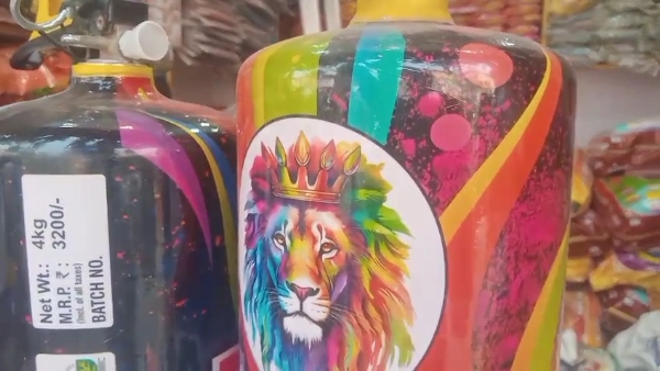 হলির বিশেষ জামা ও রং