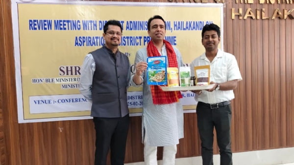 কেন্দ্রীয় মন্ত্রীকে এসএইচজির হাতে উৎপাদিত সামগ্রী তুলে দেওয়া হচ্ছে কেন্দ্রীয় মন্ত্রীকে এসএইচজির হাতে উৎপাদিত সামগ্রী তুলে দেওয়া হচ্ছে