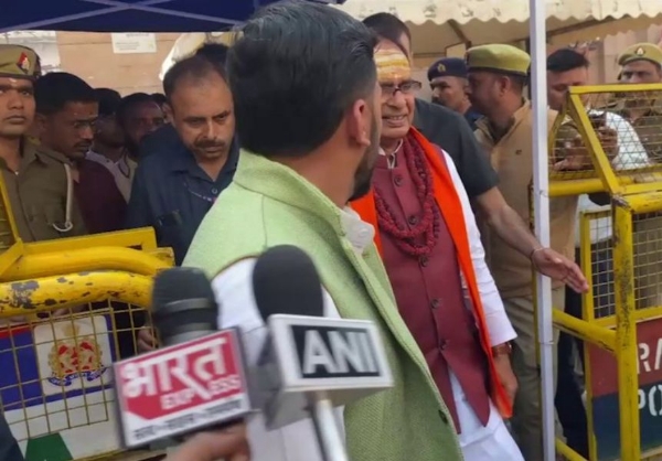 কাশী বিশ্বনাথ মন্দিরে পুজো দিলেন শিবরাজ, দেশবাসীর সুস্বাস্থ্যের কামনা কৃষিমন্ত্রীর কাশী বিশ্বনাথ মন্দিরে পুজো দিলেন শিবরাজ, দেশবাসীর সুস্বাস্থ্যের কামনা কৃষিমন্ত্রীর