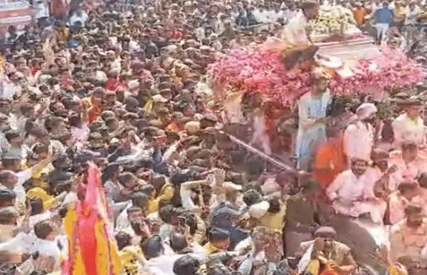 ফাল্গুনী একাদশীতে রুপোর রথে শহর পরিক্রমায় বেরোলেন খাটুর শ্যামজি ফাল্গুনী একাদশীতে রুপোর রথে শহর পরিক্রমায় বেরোলেন খাটুর শ্যামজি