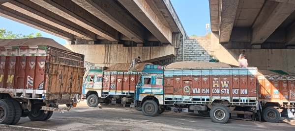 ১৯ নম্বর জাতীয় সড়কের বুদবুদ বাইপাস এলাকায় সারিবদ্ধভাবে দাঁড়িয়ে থাকা ওভারলোডিং বালিবোঝাই লরি। ১৯ নম্বর জাতীয় সড়কের বুদবুদ বাইপাস এলাকায় সারিবদ্ধভাবে দাঁড়িয়ে থাকা ওভারলোডিং বালিবোঝাই লরি।