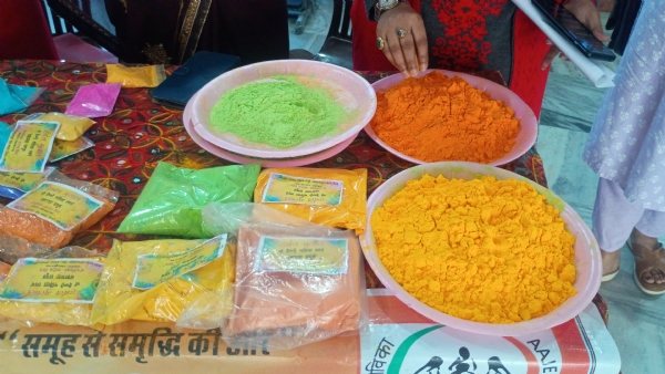 হোলিকে কেন্দ্র করে বাজারে বাড়ছে ভিড়, ভেষজ আবিরের   চাহিদা ঊর্ধ্বমুখী