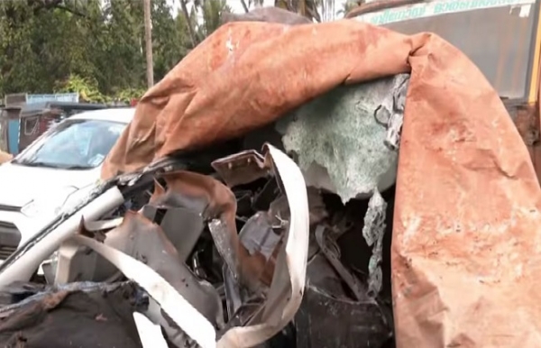 কোঝিকোড়ে দাঁড়িয়ে থাকা ট্রাকে গাড়ির ধাক্কা, মৃত ৪ কোঝিকোড়ে দাঁড়িয়ে থাকা ট্রাকে গাড়ির ধাক্কা, মৃত ৪