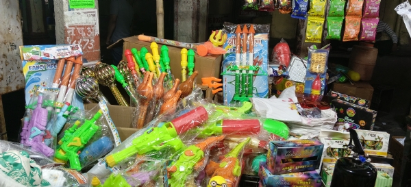 রাজস্থানের আলওয়ারে রঙিন হোলির বাজার, অভিনব পিচকারিতে জমজমাট কেনাকাটা রাজস্থানের আলওয়ারে রঙিন হোলির বাজার, অভিনব পিচকারিতে জমজমাট কেনাকাটা