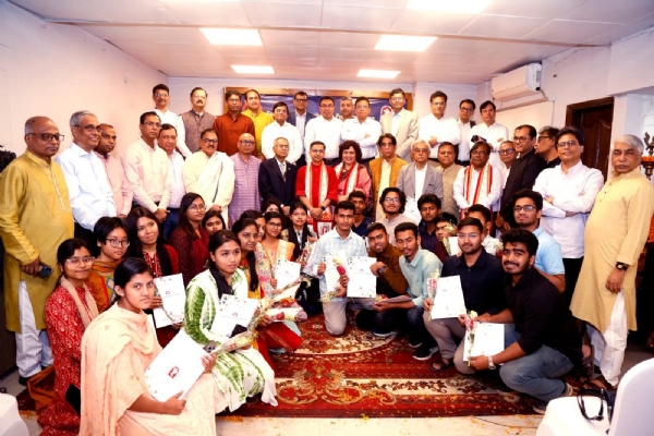 কয়েকজন বৃত্তিপ্ৰাপকের সঙ্গে বিশিষ্টজনেরা