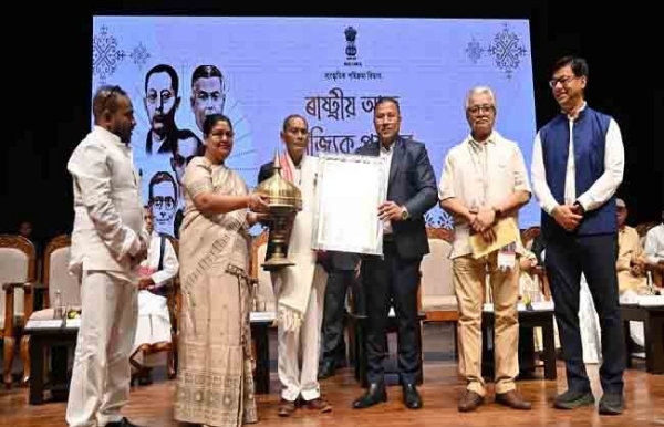 রাজ্য সরকারের পুরস্কার প্রদান রাজ্য সরকারের পুরস্কার প্রদান