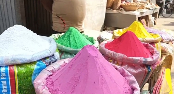 বাজারে বাহারি আবির বাজারে বাহারি আবির