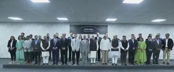 গুজরাট সফরে প্রধানমন্ত্রী, ঘুরে দেখলেন পাওয়ারিং দ্য ফিউচার শীর্ষক প্রদর্শনী