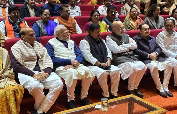 মধ্যমণি নিতিন, এনডিএ সংসদীয় দলের বৈঠকে নবীনকে সংবর্ধনা মধ্যমণি নিতিন, এনডিএ সংসদীয় দলের বৈঠকে নবীনকে সংবর্ধনা