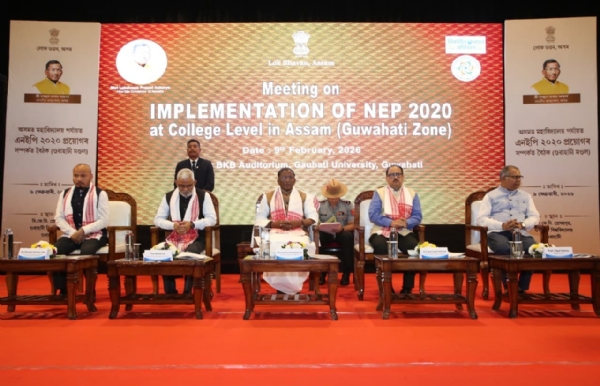 অনুষ্ঠান মঞ্চে রাজ্যপাল সহ বিশিষ্ট ব্যক্তিবর্গ