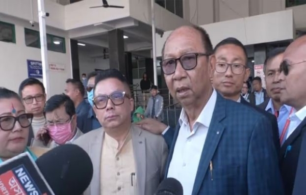 সাংবাদিকদের সঙ্গে কথা বলছেন মুখ্যমন্ত্রী ইউমনাম খেমচাঁদ সিং