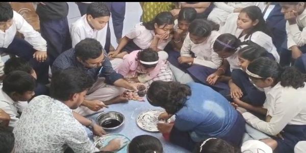 ভেষজ আবির নিয়ে বসিরহাটে পড়ুয়াদের হাতেকলমে কর্মশালা