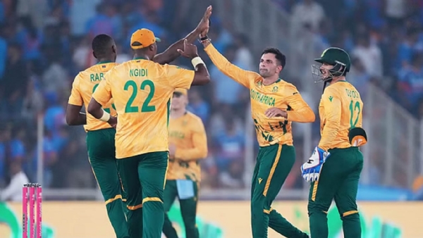 জিম্বাবুয়েকে পাঁচ উইকেটে হারিয়ে অপরাজিত থেকে সেমি-ফাইনালে গত বারের রানার্স-আপরা