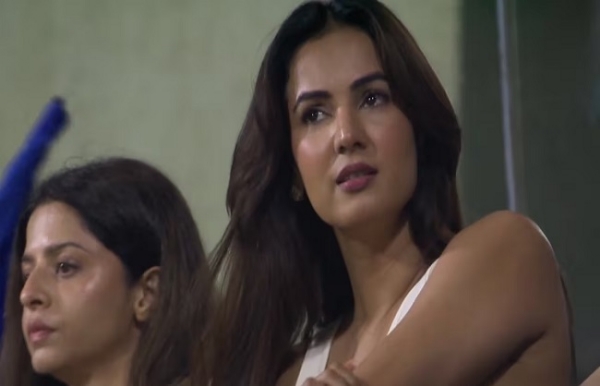 দুবাইয়ে আটকে অভিনেত্রী সোনাল চৌহান