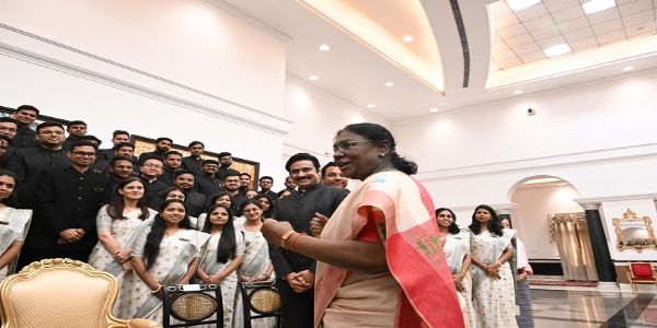 রাষ্ট্রপতির সঙ্গে সাক্ষাৎ ইন্ডিয়ান রেভেনিউ সার্ভিস (আইটি)-র শিক্ষানবিশ আধিকারিকদের