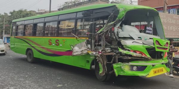 মেচেদার শান্তিপুরে বাস ও লরির মুখোমুখি সংঘর্ষ, আহত ৫ জন