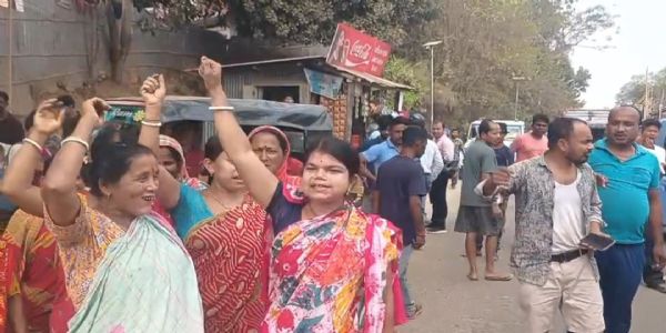 লংতরাইভ্যালীতে পানীয় জলের সংকটের প্রতিবাদে সড়ক অবরোধ এলাকাবাসীর