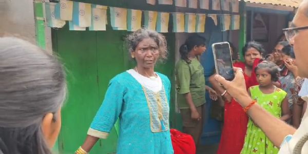 ছেলে ধরা সন্দেহে মহিলাকে আটক করে পুলিশের হাতে তুলে দিলেন স্থানীয় বাসিন্দারা