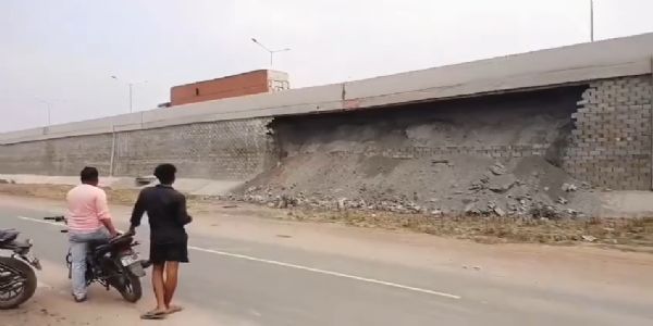 হুড়মুড়িয়ে ভেঙে পড়ল জাতীয় সড়কের গার্ডওয়াল, বন্ধ কলকাতা–বর্ধমান লেন