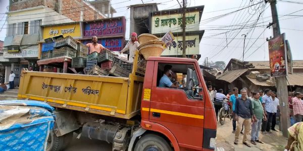 উদয়পুরে রাস্তা দখলমুক্ত করতে প্রশাসনের অভিযান, বেশ কিছু দোকানের সামগ্রী জব্দ
