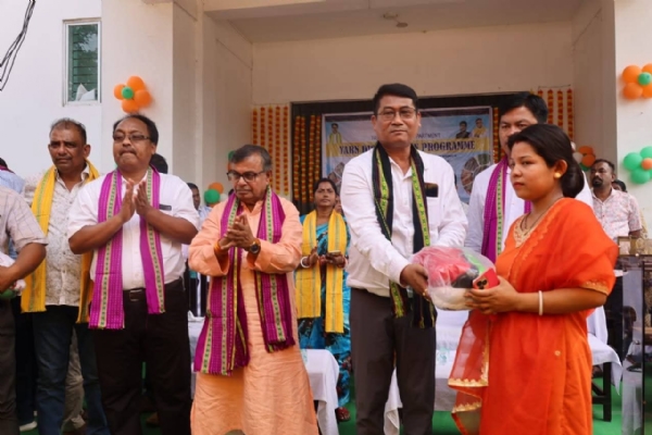 মহিলাদের মধ্যে সুতা বিতরণ