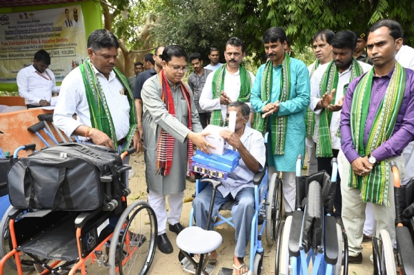 দিব্যাঙ্গজনদের চলন সামগ্রী বিতরণ