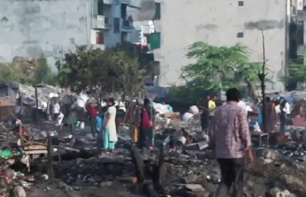 পশ্চিম দিল্লিতে বিধ্বংসী অগ্নিকাণ্ড, কমপক্ষে ৪০০ ঝুপড়ি ভস্মীভূত