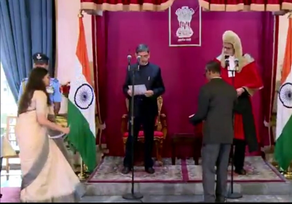 নতুন রাজ্যপাল পেল পশ্চিমবঙ্গ, শপথ নিলেন আর এন রবি নতুন রাজ্যপাল পেল পশ্চিমবঙ্গ, শপথ নিলেন আর এন রবি