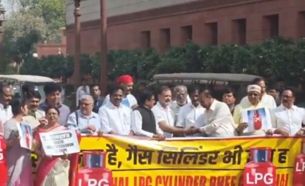সিলিন্ডার ঘাটতির প্রতিবাদে সংসদ চত্বরে বিক্ষোভ বিরোধীদের