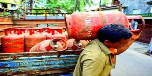 ( রাউন্ড আপ) রান্নার গ্যাসের সংকটে নাজেহাল পশ্চিমবঙ্গ, মন্দির থেকে স্কুল সর্বত্রই হাহাকার