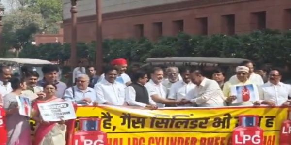 সিলিন্ডার ঘাটতির প্রতিবাদে সংসদ চত্বরে বিক্ষোভ বিরোধীদের