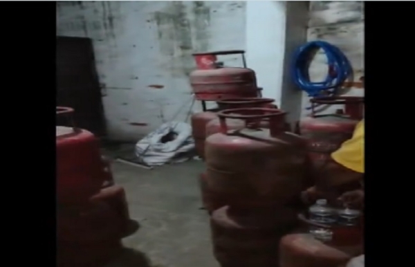 সঙ্কট নেই; অযথা আতঙ্কে সাধারণ মানুষ, হাপুরে বাজেয়াপ্ত ৩২টি সিলিন্ডার