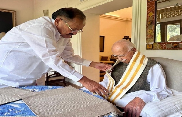 বর্ষীয়ান বিজেপি নেতা আডবাণীর সঙ্গে সাক্ষাৎ ভেঙ্কাইয়ার