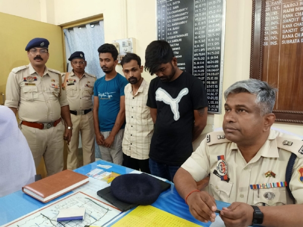 তিন নেশা কারবারি গ্রেফতার তিন নেশা কারবারি গ্রেফতার