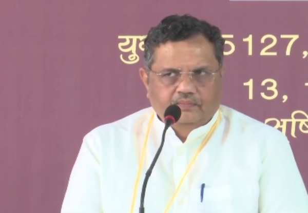 মুকুন্দ সি আর