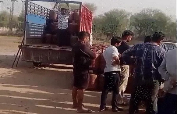 রাজস্থানে গ্যাস সংকট তীব্র, দীর্ঘ লাইন; ২৯ লক্ষ লিটার কেরোসিন বরাদ্দ
