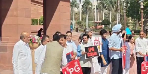 সিলিন্ডার ঘাটতির প্রসঙ্গ তুলে সংসদ চত্বরে বিরোধীদের বিক্ষোভ