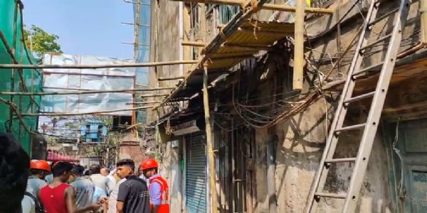 জোড়াসাঁকোয় বিপজ্জনক বাড়িতে মেরামতির সময় সিঁড়ি ভেঙে দুর্ঘটনা, আতঙ্কে বাসিন্দারা