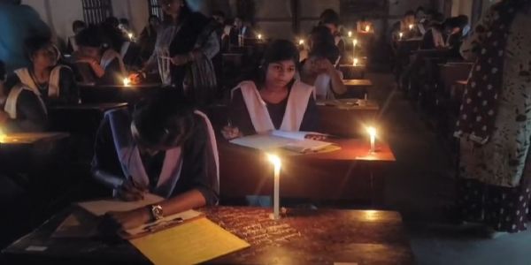 বিদ্যুৎ বিভ্রাটে মোমবাতির আলোয় উচ্চমাধ্যমিক পরীক্ষা কুমারঘাটে